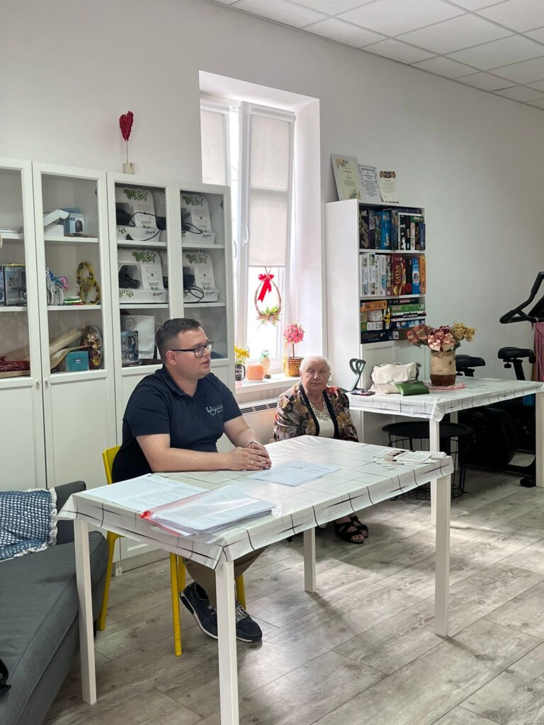 fizjoterapueta prowadzi zajęcia